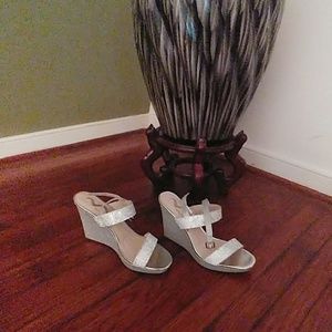 Open toe bling bling high heel sandal.